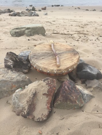 Shamanistisch healen is verbonden met ritme, zoals bv met de drum opgeroepen kan worden